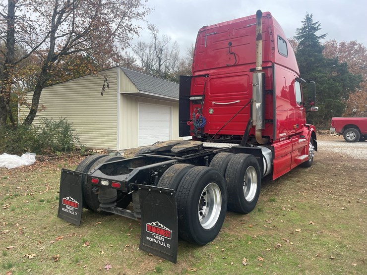 2008-volvo-10-image-3