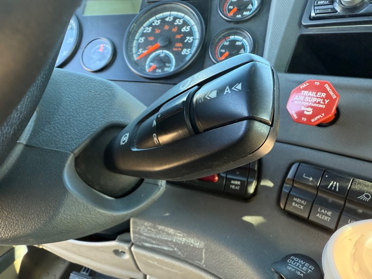 2018-freightliner-cascadia-125-image-49