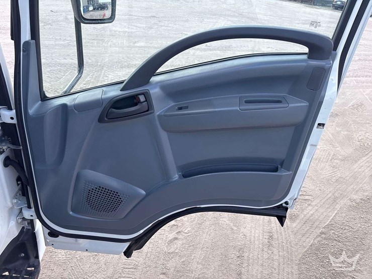 2016-isuzu-npr-image-23