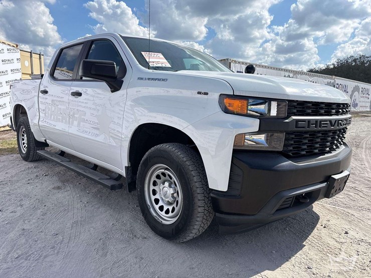 2022-chevrolet-silverado-1500-4x4-crew-cab-pickup-truck-image-2