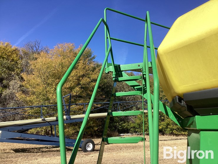 john-deere-1830-image-12