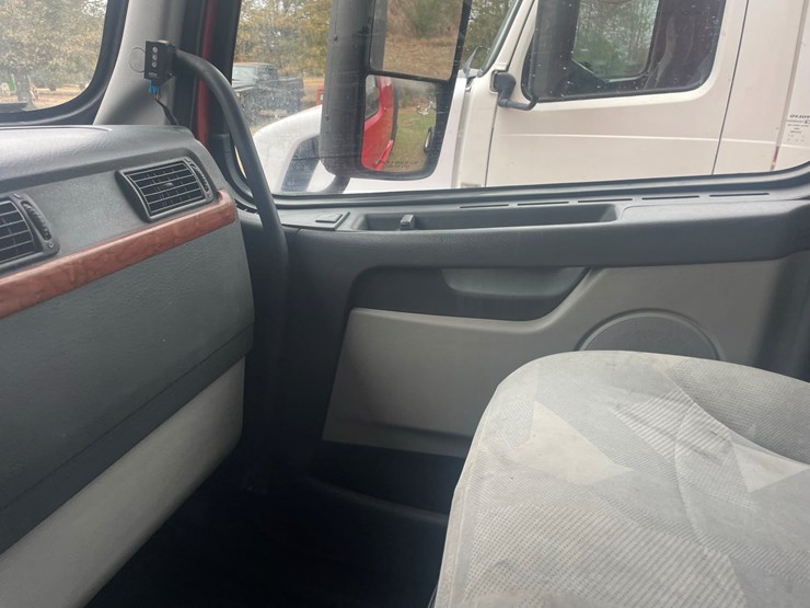 2008-volvo-10-image-44