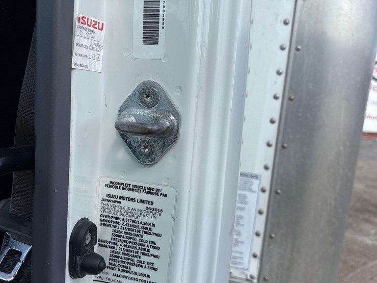 2016-isuzu-npr-image-5