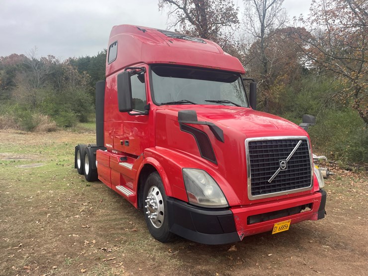 2008-volvo-10-image-2