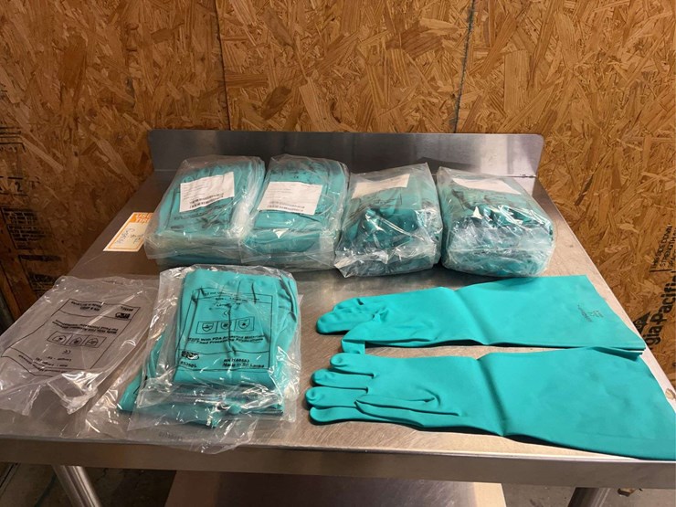 4-1/2-dozen-large-nitrile-gloves-image-5