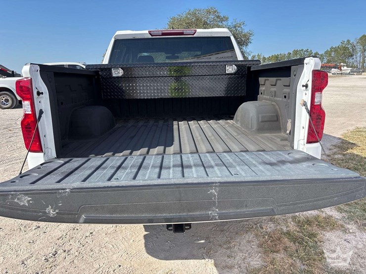 2022-chevrolet-silverado-1500-4x4-crew-cab-pickup-truck-image-25