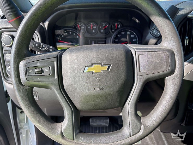 2022-chevrolet-silverado-1500-4x4-crew-cab-pickup-truck-image-13