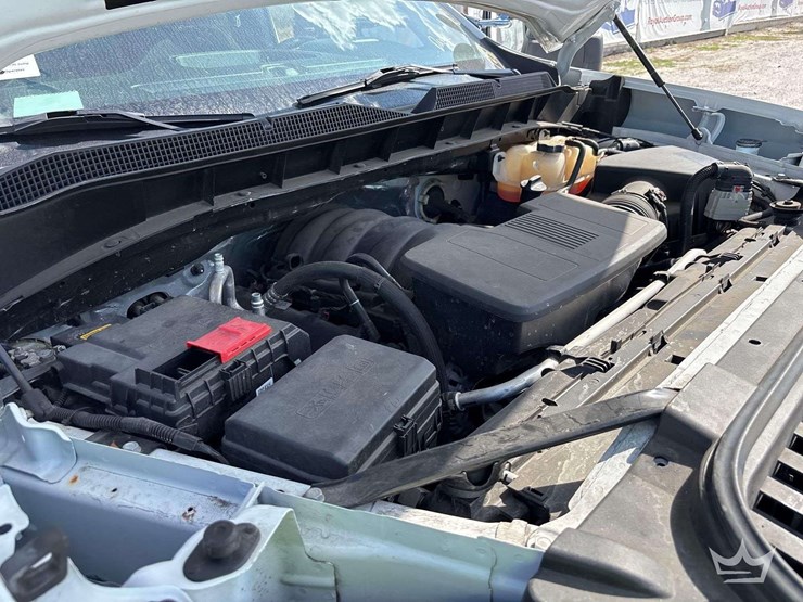 2022-chevrolet-silverado-1500-4x4-crew-cab-pickup-truck-image-9