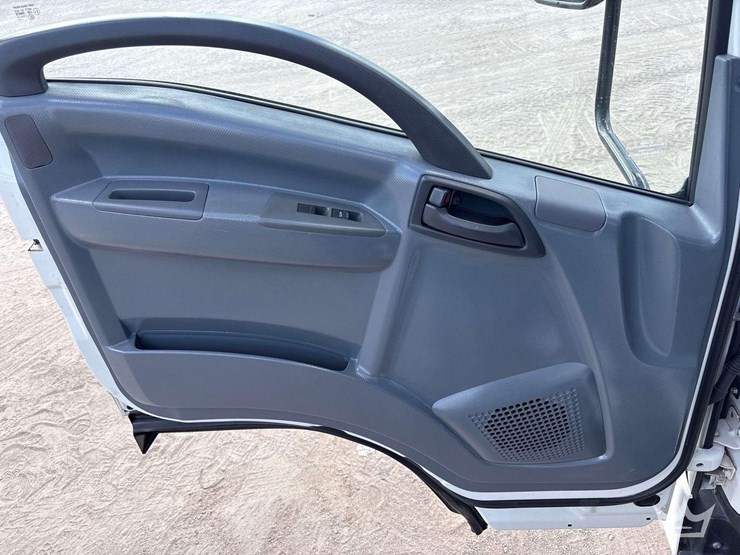 2016-isuzu-npr-image-13