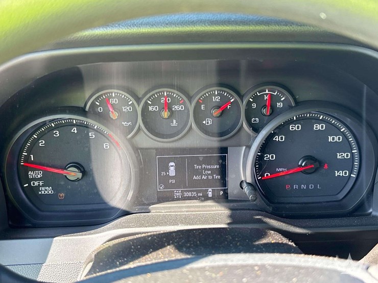 2022-chevrolet-silverado-1500-4x4-crew-cab-pickup-truck-image-14