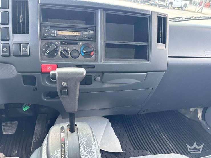 2016-isuzu-npr-image-18