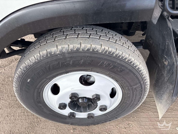 2016-isuzu-npr-image-28