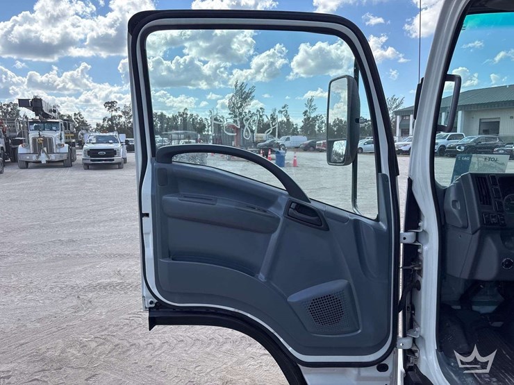 2016-isuzu-npr-image-12