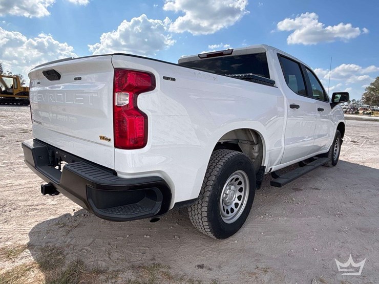 2022-chevrolet-silverado-1500-4x4-crew-cab-pickup-truck-image-3