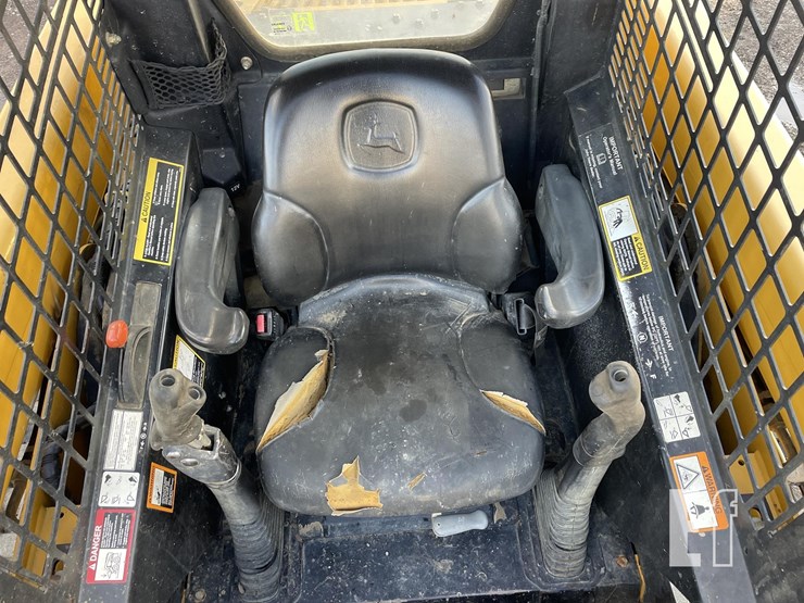 2006-deere-ct322-image-24