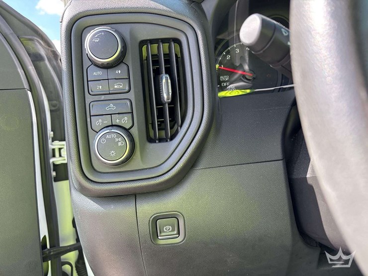 2022-chevrolet-silverado-1500-4x4-crew-cab-pickup-truck-image-15