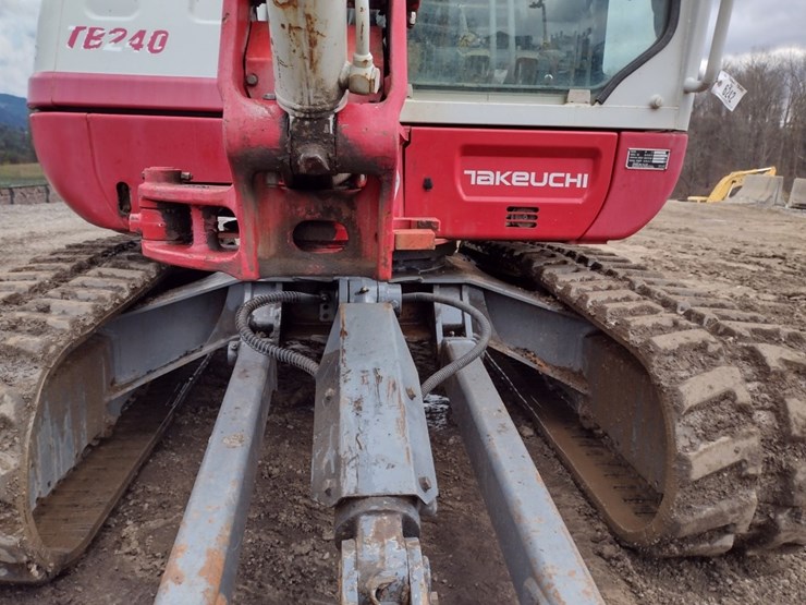 takeuchi-tb240-image-22