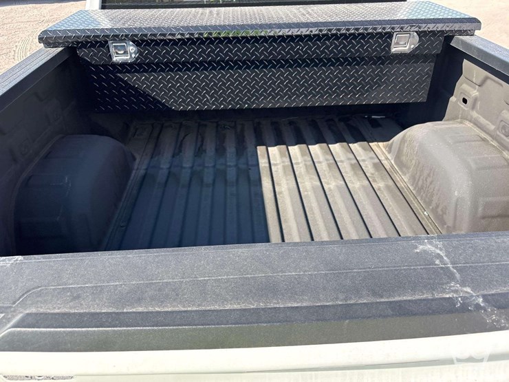 2022-chevrolet-silverado-1500-4x4-crew-cab-pickup-truck-image-24