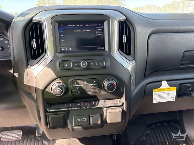 2022-chevrolet-silverado-1500-4x4-crew-cab-pickup-truck-image-18