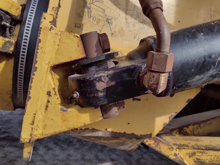 caterpillar-725-image-28