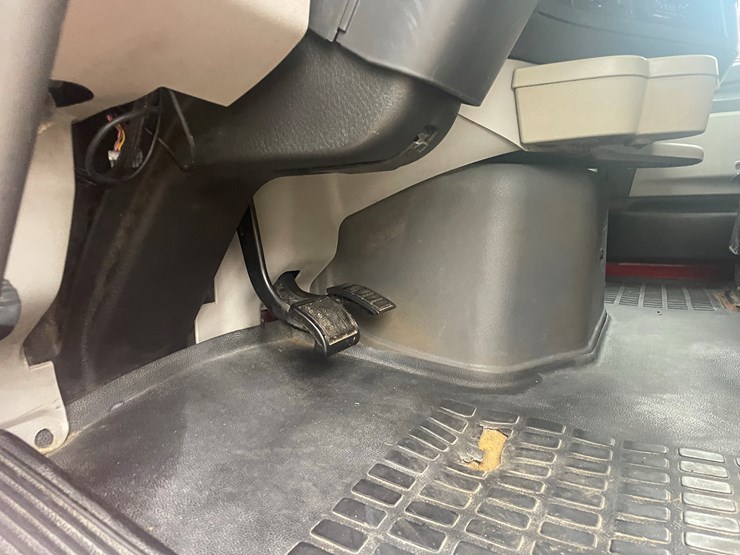 2008-volvo-10-image-34