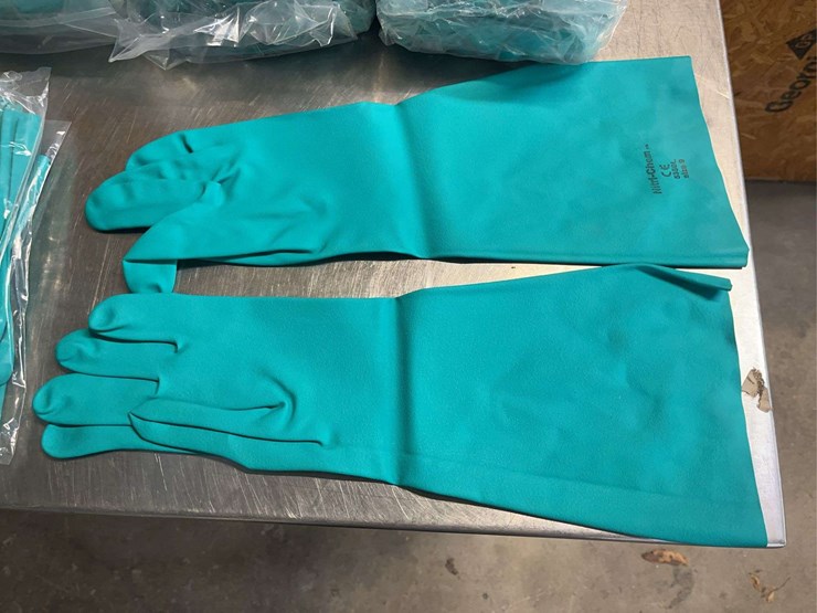 4-1/2-dozen-large-nitrile-gloves-image-3
