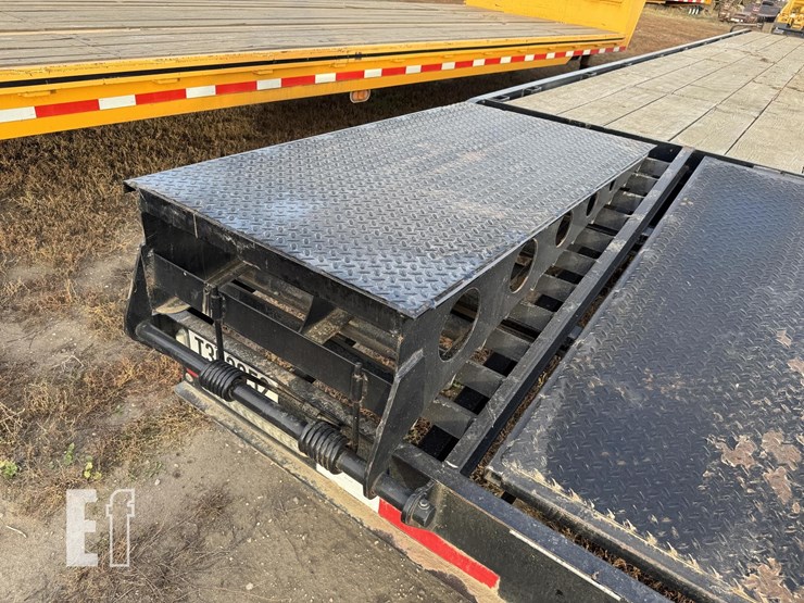 2014-finish-line-30ft-flatbed-image-9