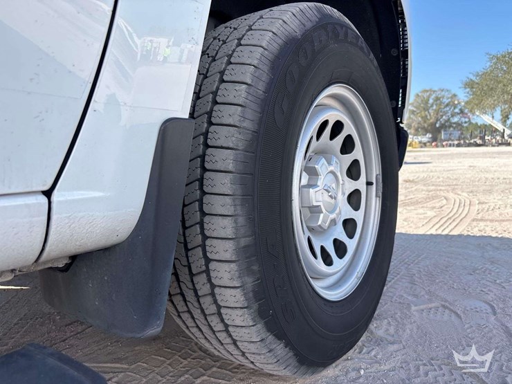 2022-chevrolet-silverado-1500-4x4-crew-cab-pickup-truck-image-30