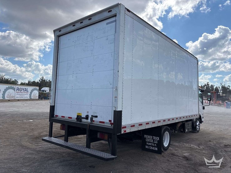 2016-isuzu-npr-image-3