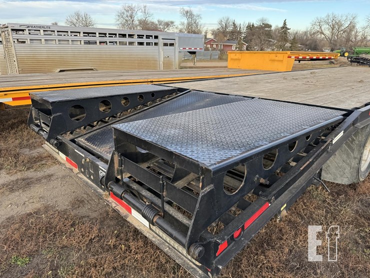 2014-finish-line-30ft-flatbed-image-6