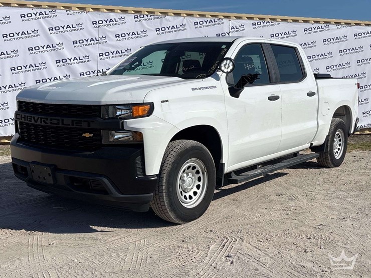 2022-chevrolet-silverado-1500-4x4-crew-cab-pickup-truck-image-1