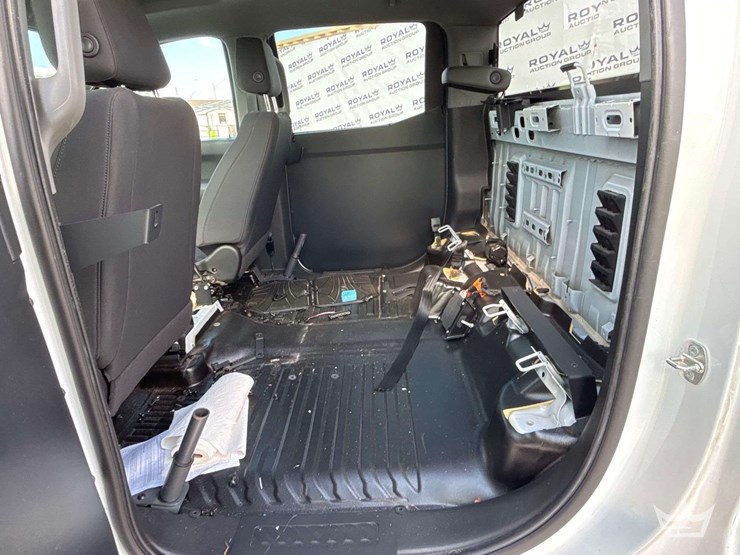 2022-chevrolet-silverado-1500-4x4-crew-cab-pickup-truck-image-23