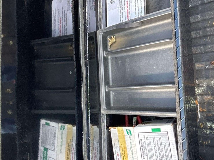 2022-chevrolet-silverado-1500-4x4-crew-cab-pickup-truck-image-26