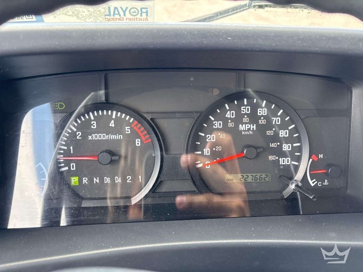 2015-isuzu-npr-image-13