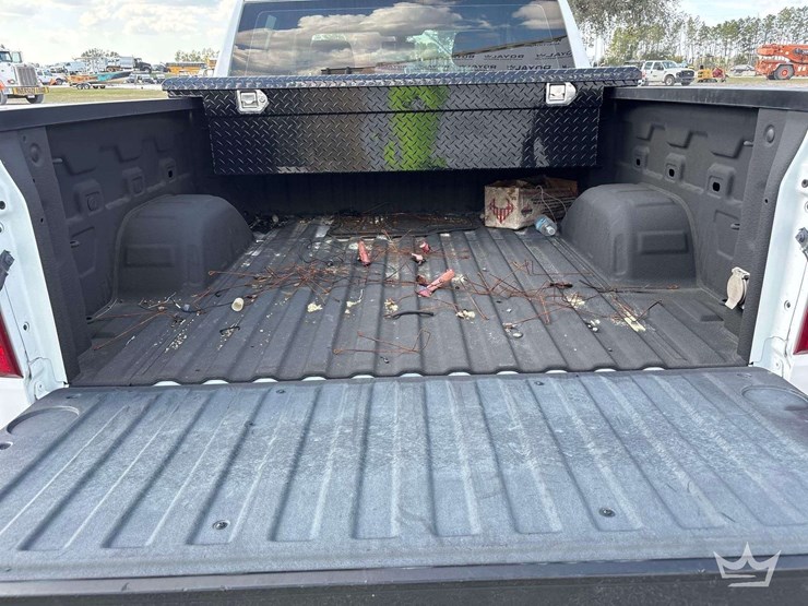 2022-chevrolet-silverado-1500-4x4-crew-cab-pickup-truck-image-25