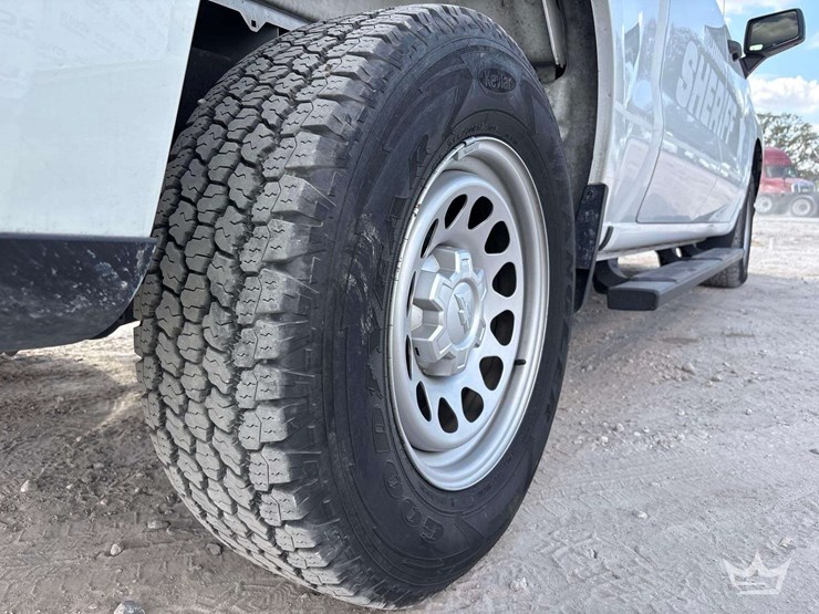 2022-chevrolet-silverado-1500-4x4-crew-cab-pickup-truck-image-29