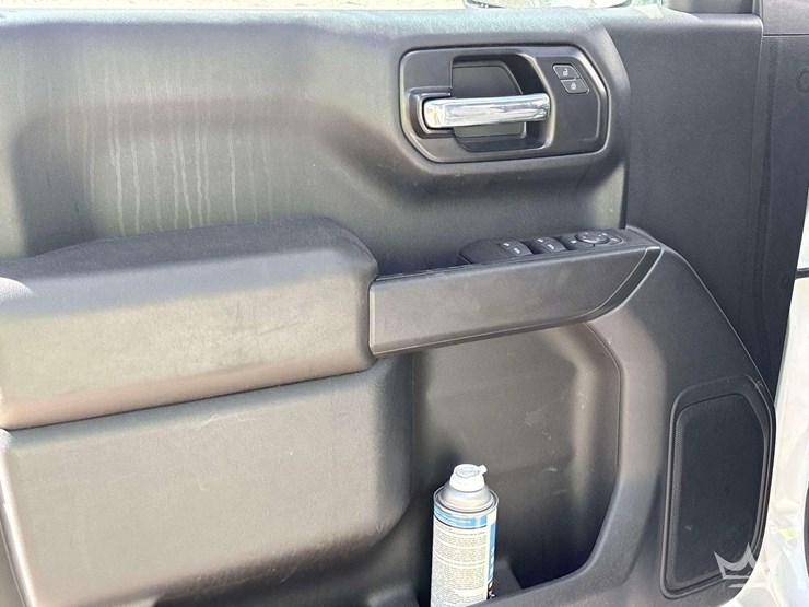 2022-chevrolet-silverado-1500-4x4-crew-cab-pickup-truck-image-11