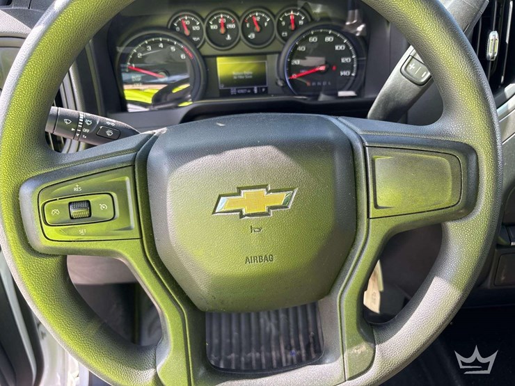 2022-chevrolet-silverado-1500-4x4-crew-cab-pickup-truck-image-13