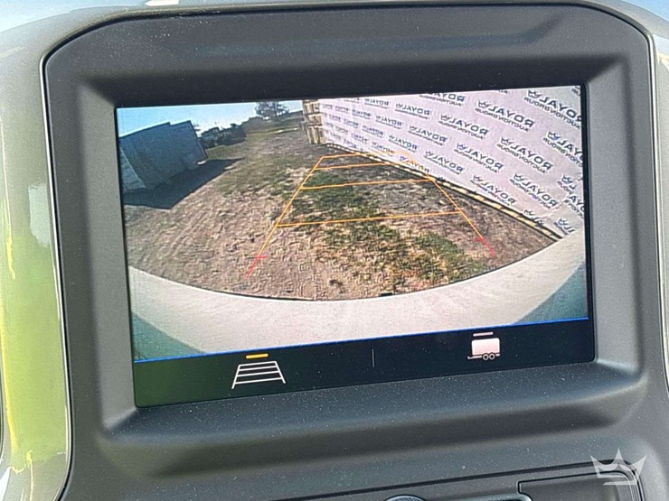 2022-chevrolet-silverado-1500-4x4-crew-cab-pickup-truck-image-19