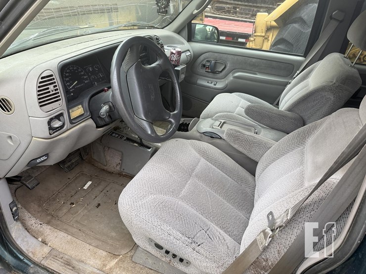 1995-gmc-suburban-image-2