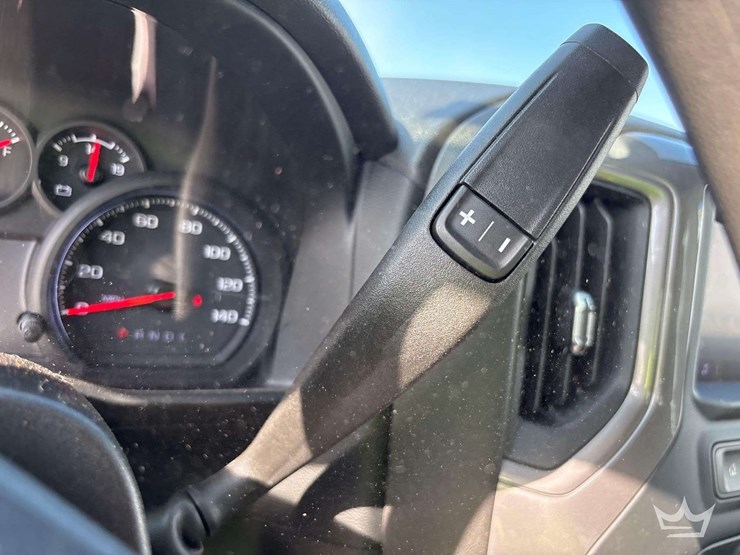 2022-chevrolet-silverado-1500-4x4-crew-cab-pickup-truck-image-17