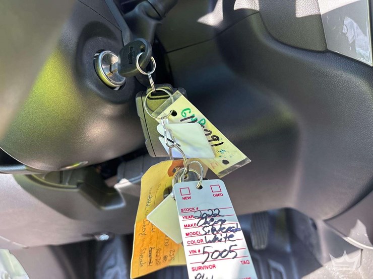 2022-chevrolet-silverado-1500-4x4-crew-cab-pickup-truck-image-34