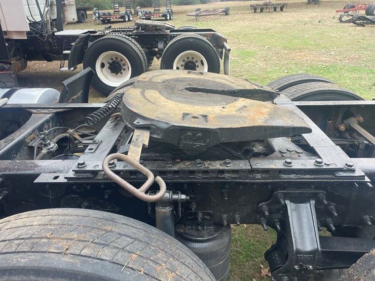 2008-volvo-10-image-14