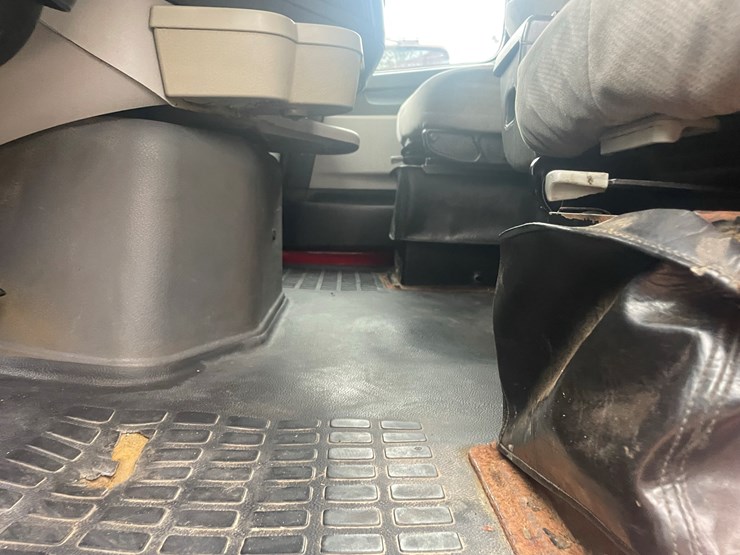 2008-volvo-10-image-35