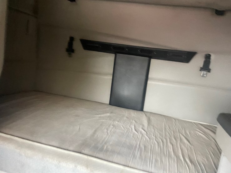 2008-volvo-10-image-40