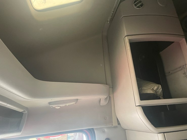 2008-volvo-10-image-42