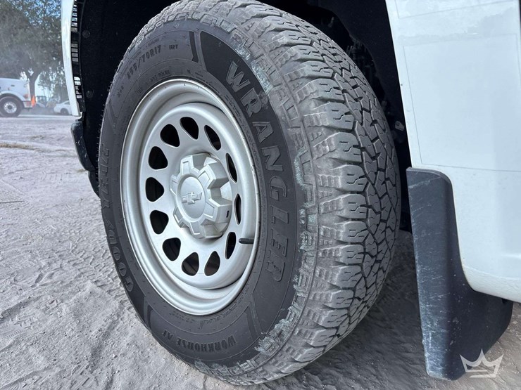 2022-chevrolet-silverado-1500-4x4-crew-cab-pickup-truck-image-28