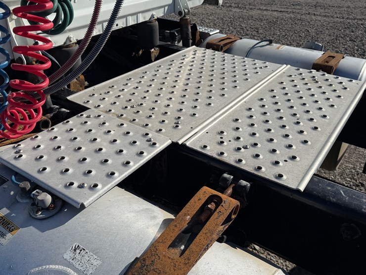 2018-freightliner-cascadia-125-image-11