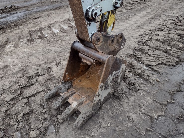 takeuchi-tb240-image-19