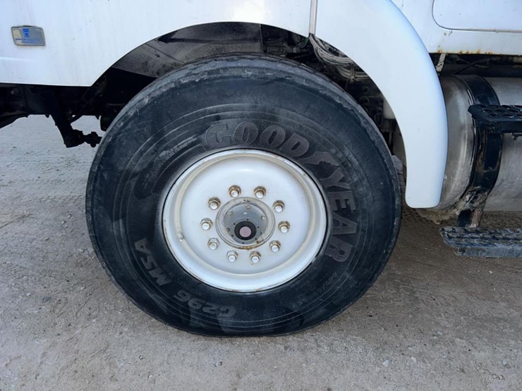 #1432-•-1992-volvo-(white-gmc)-vac-truck-image-80